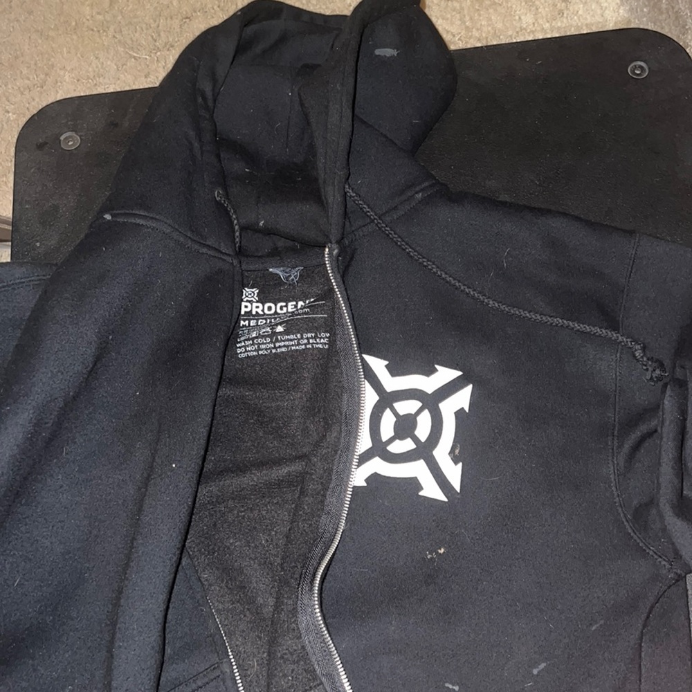 Progenex mens medium zip up black hoodie Guc